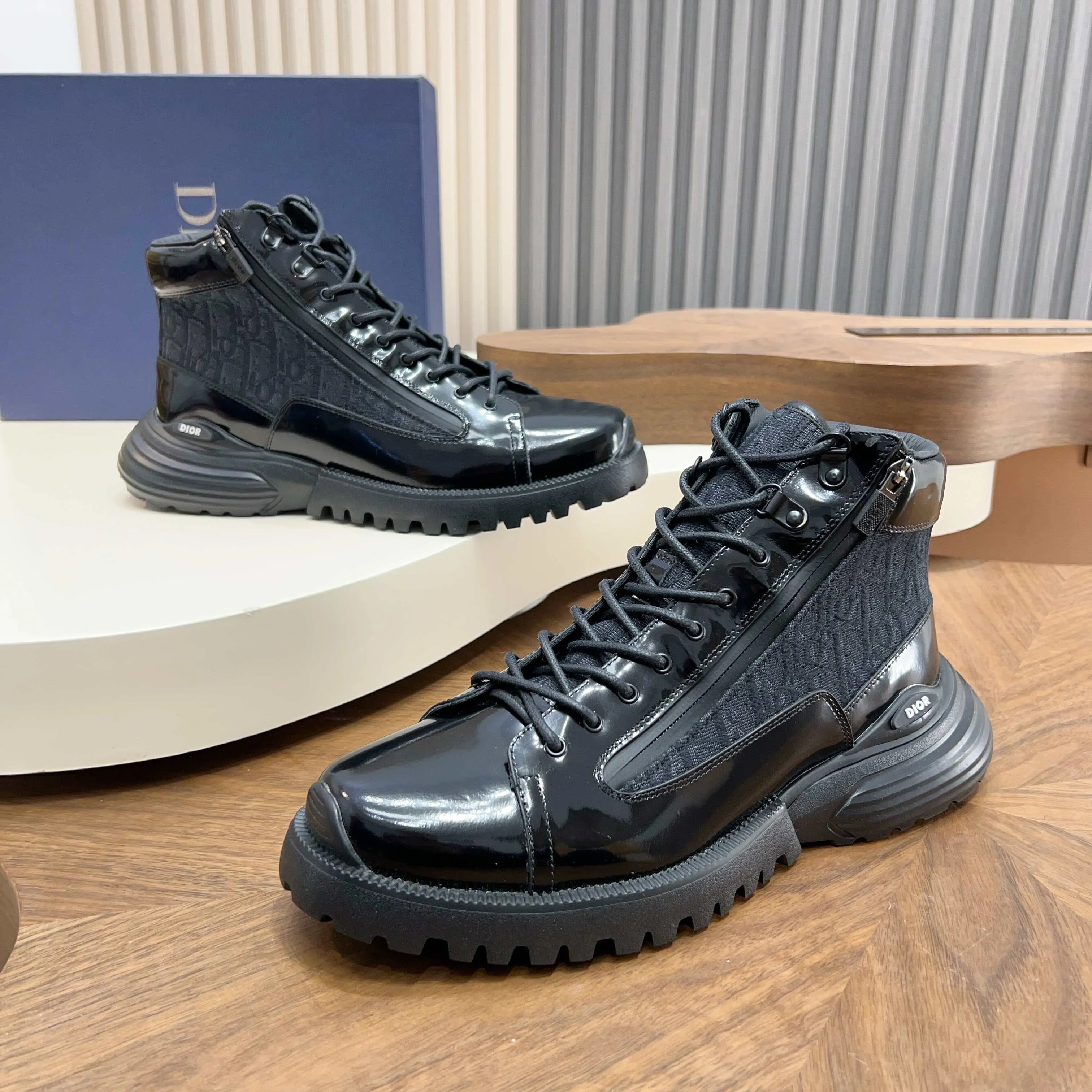 💰860 Dio* - Dior's autumn and winter luxury men's mid-top short boots, purely handmade, both inside and outside are imported first-layer cowhide, high-end quality and exquisite craftsmanship. Original TPU combination outsole. Wear a noble gentleman's taste. The best last type has been carefully debugged. 100% comfort. Size: 38-44 (38-45 can be customized)